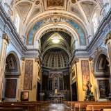 Ma a sbalordire il visitatore sono gli interni dell'edificio, che si sviluppano in un'unica luminosa navata